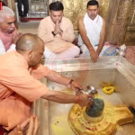 मुख्यमंत्री योगी आदित्यनाथ काशी विश्वनाथ मंदिर में पूजा करते हुए