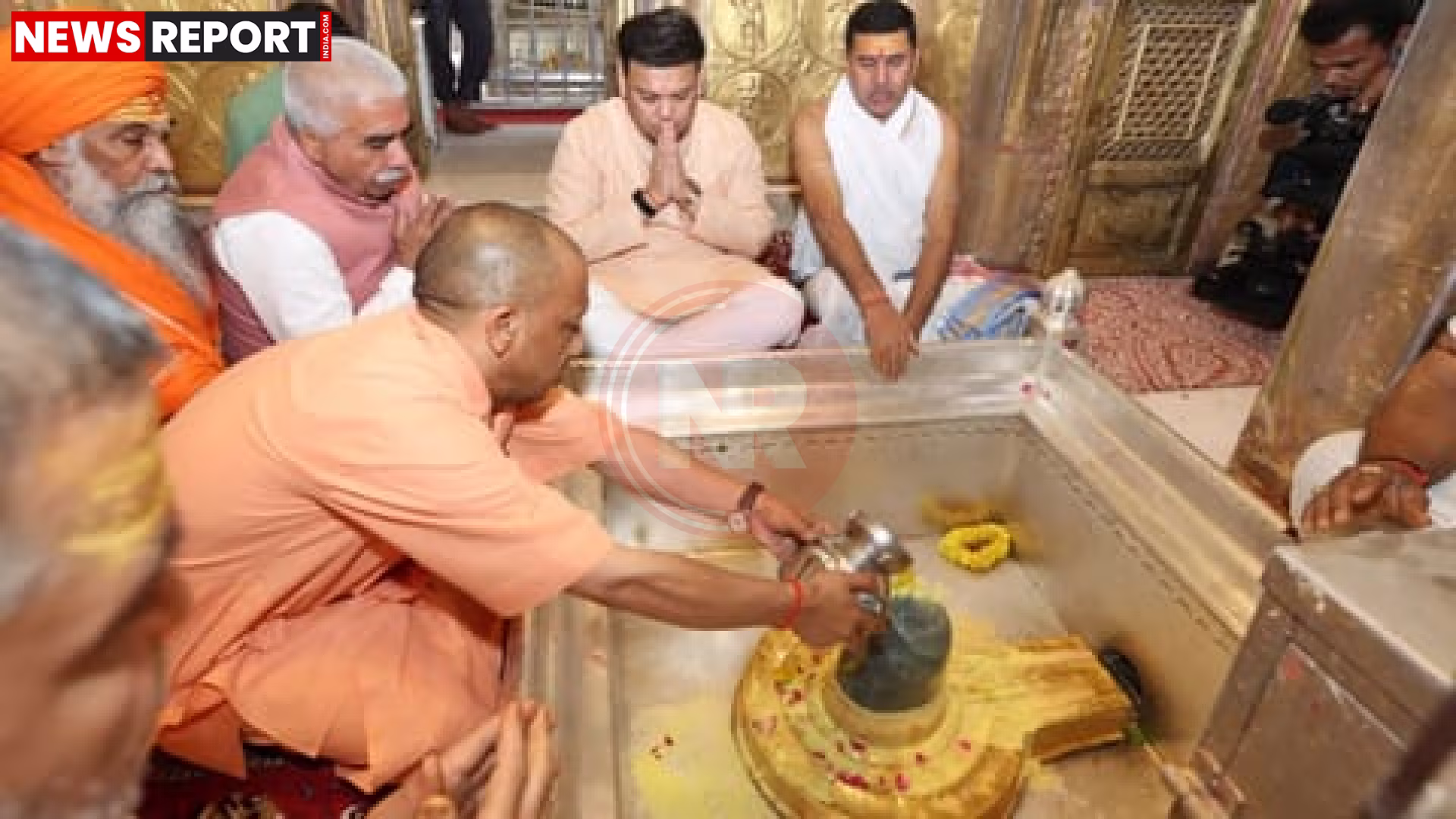 मुख्यमंत्री योगी आदित्यनाथ काशी विश्वनाथ मंदिर में पूजा करते हुए
