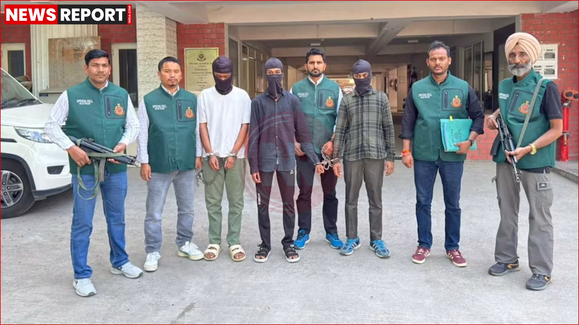 दिल्ली पुलिस के अधिकारी आतंकी साजिश से जुड़े दस्तावेज़ दिखाते हुए