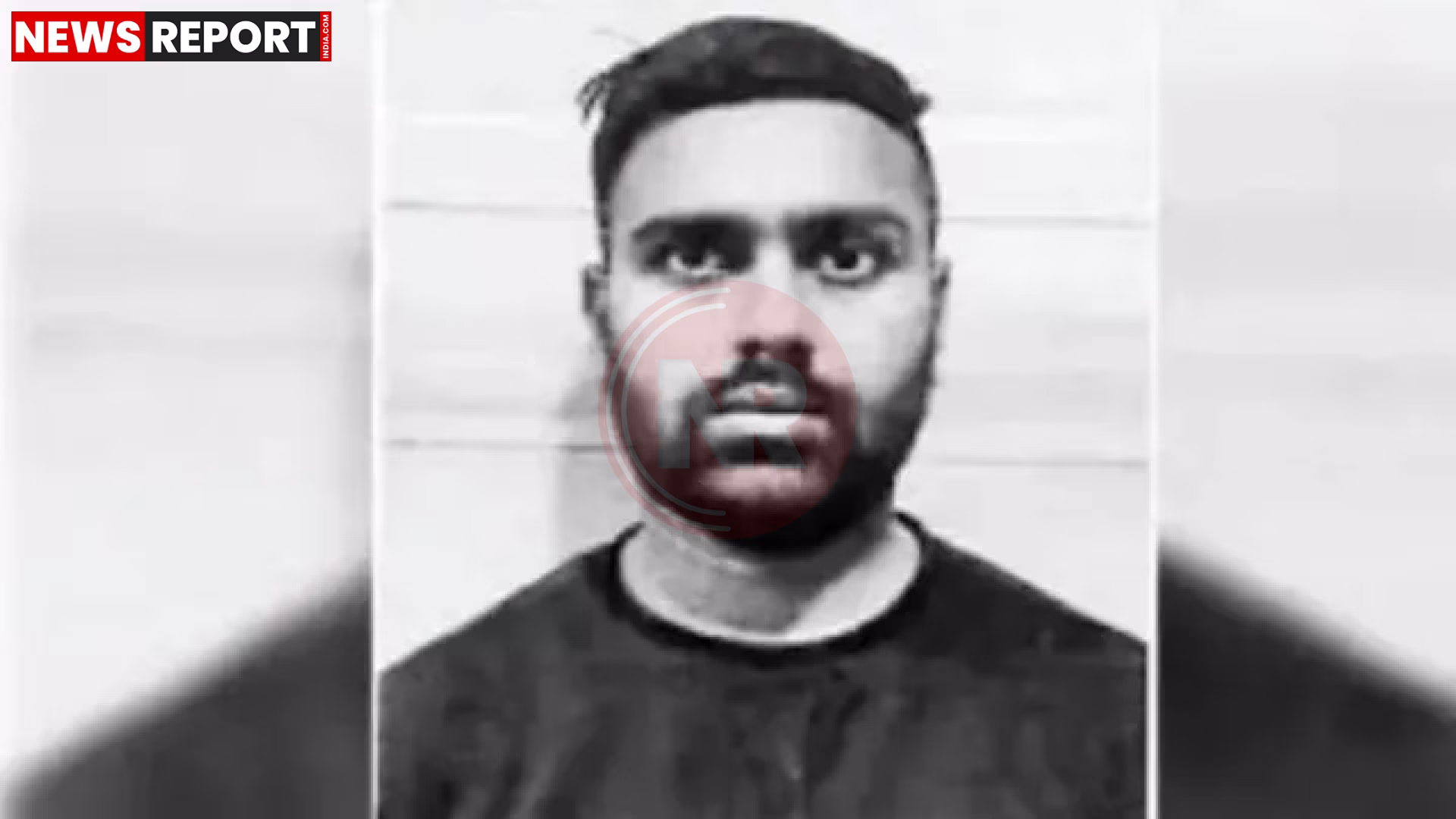 दिल्ली पुलिस अधिकारी आतंकी मॉड्यूल से जब्त हथियार दिखाते हुए