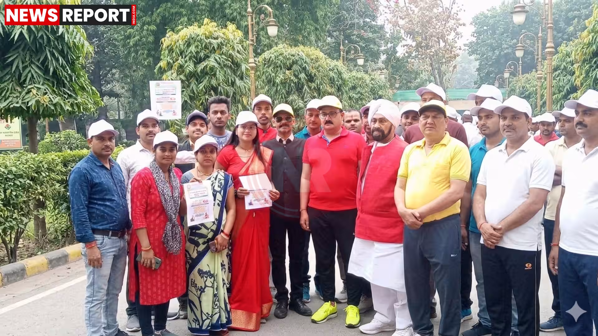 मां आशा तारा फाउंडेशन के संस्थापक देवेंद्र ओझा समाज सेवा करते हुए