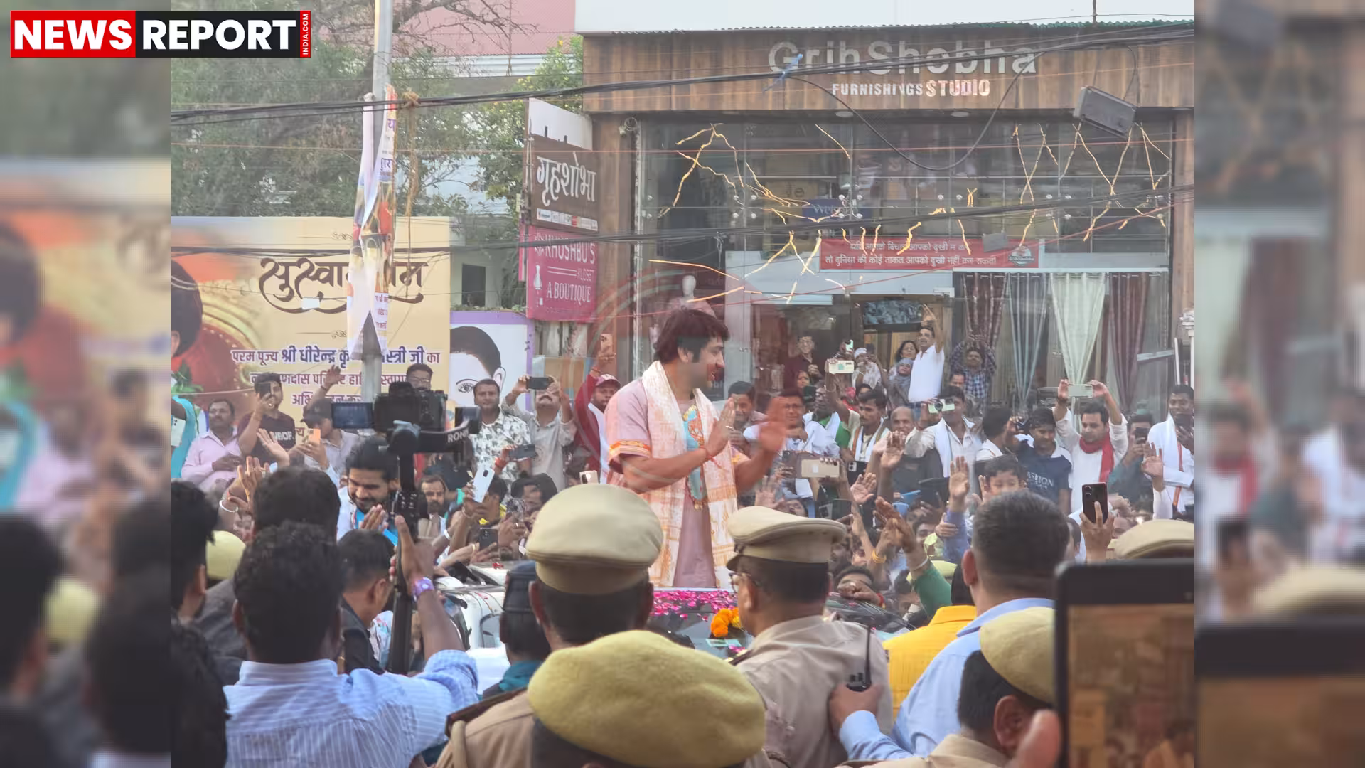 वाराणसी में पंडित धीरेंद्र कृष्ण शास्त्री का रथयात्रा में भक्तों का अभिवादन करते हुए