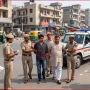 दिल्ली पुलिस द्वारका में चेन स्नैचिंग के आरोपियों को गिरफ्तार करते हुए