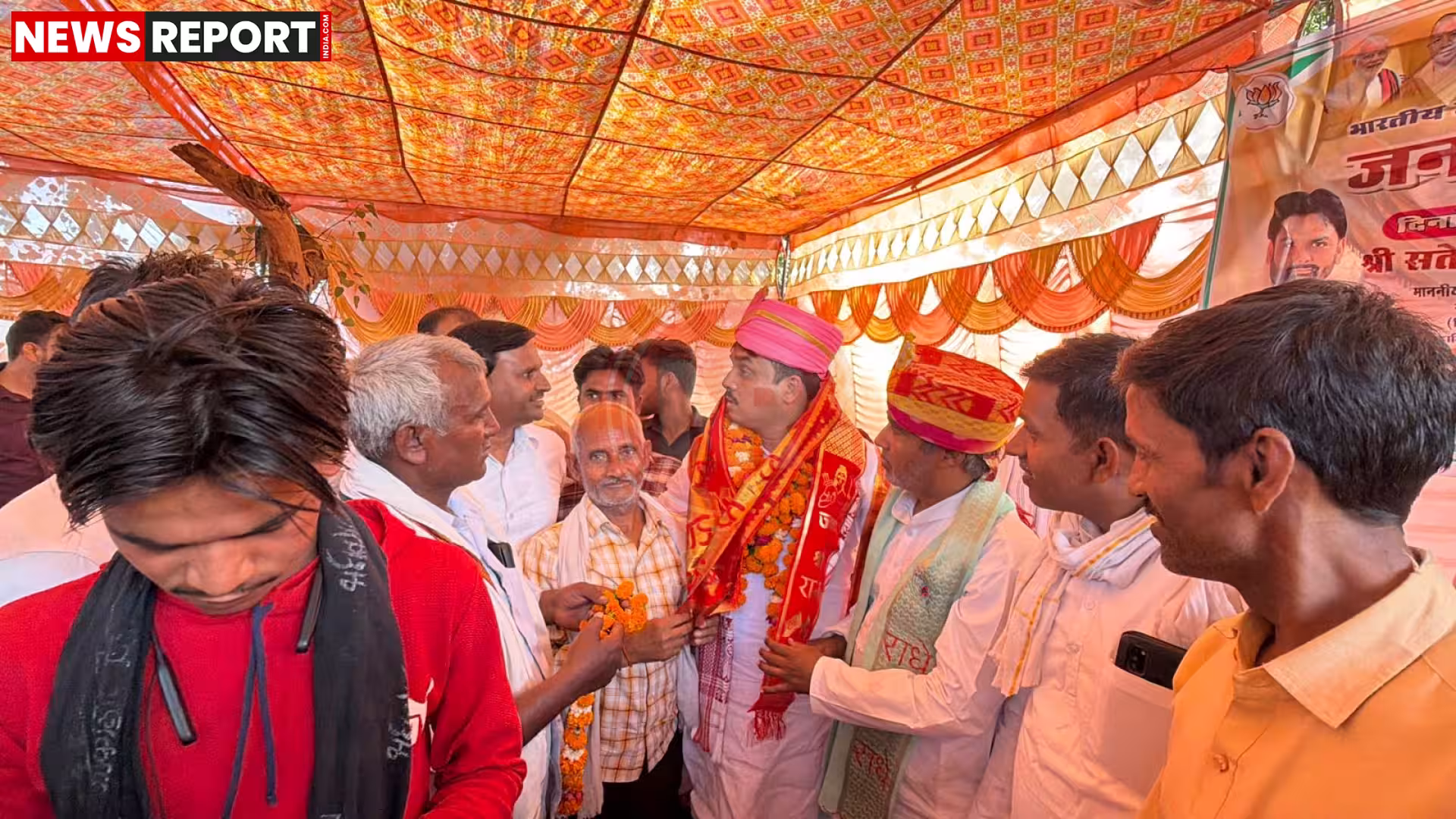 फिरोजाबाद में जनचौपाल के दौरान सत्येंद्र बारी बीनू जी लोगों की समस्याएं सुनते हुए