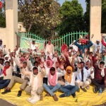 रामनगर में वन विभाग कार्यालय के बाहर प्रदर्शन करते दैनिक कर्मचारी