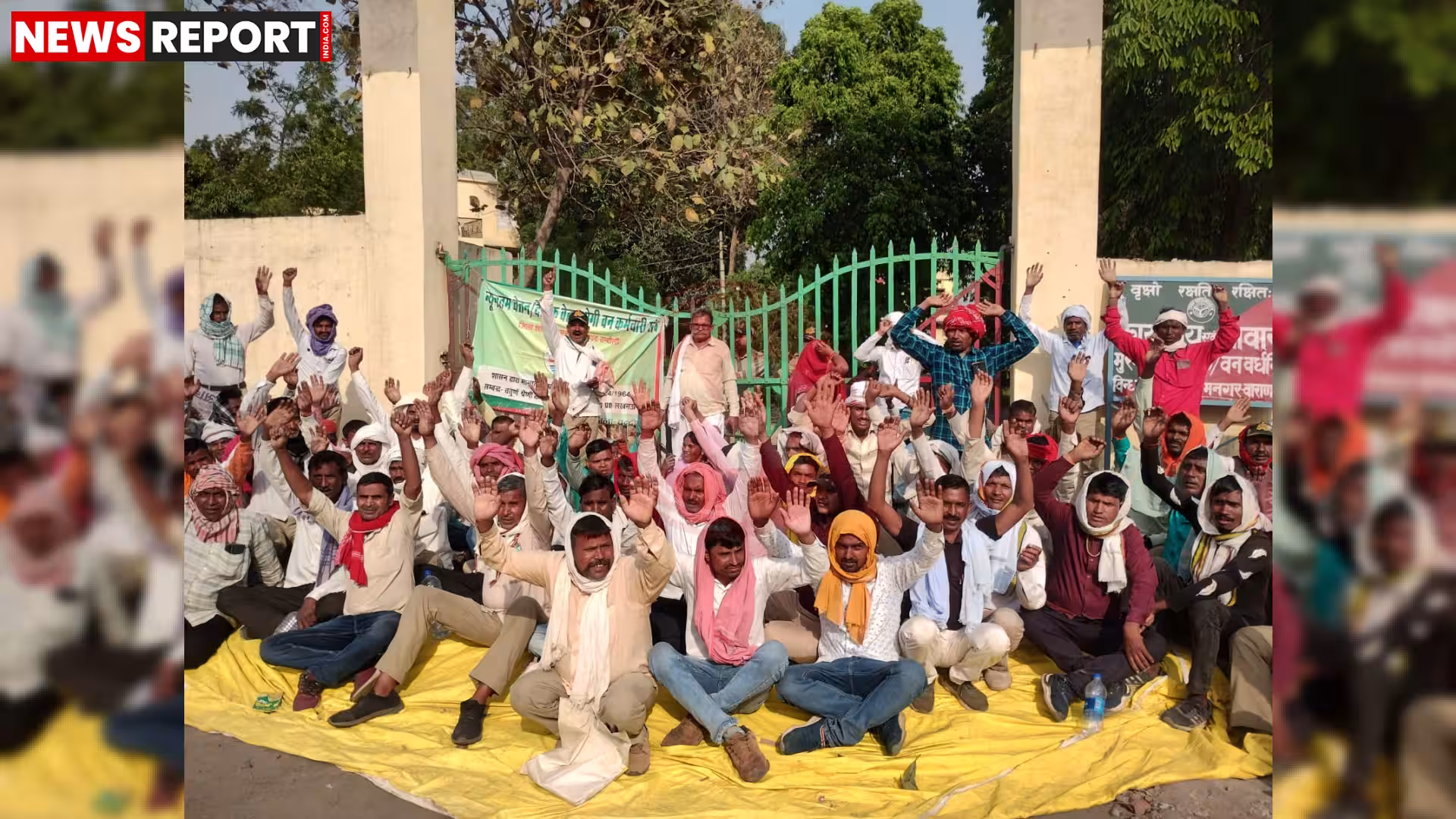 रामनगर में वन विभाग कार्यालय के बाहर प्रदर्शन करते दैनिक कर्मचारी