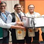 काशी विश्वनाथ मंदिर के अन्नपूर्णा रसोईघर में PNG पाइपलाइन और खाना बनाते लोग