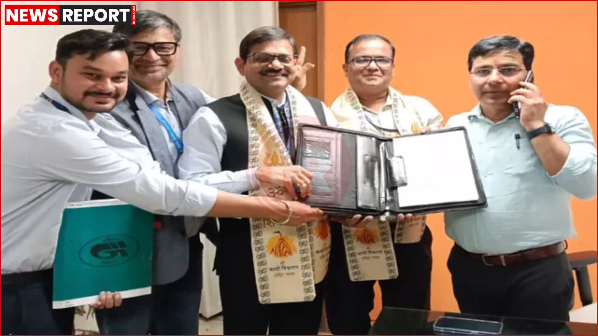 काशी विश्वनाथ मंदिर के अन्नपूर्णा रसोईघर में PNG पाइपलाइन और खाना बनाते लोग