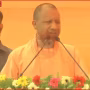 गंगा एक्सप्रेसवे लोकार्पण समारोह में मुख्यमंत्री योगी आदित्यनाथ मंच पर संबोधित करते हुए