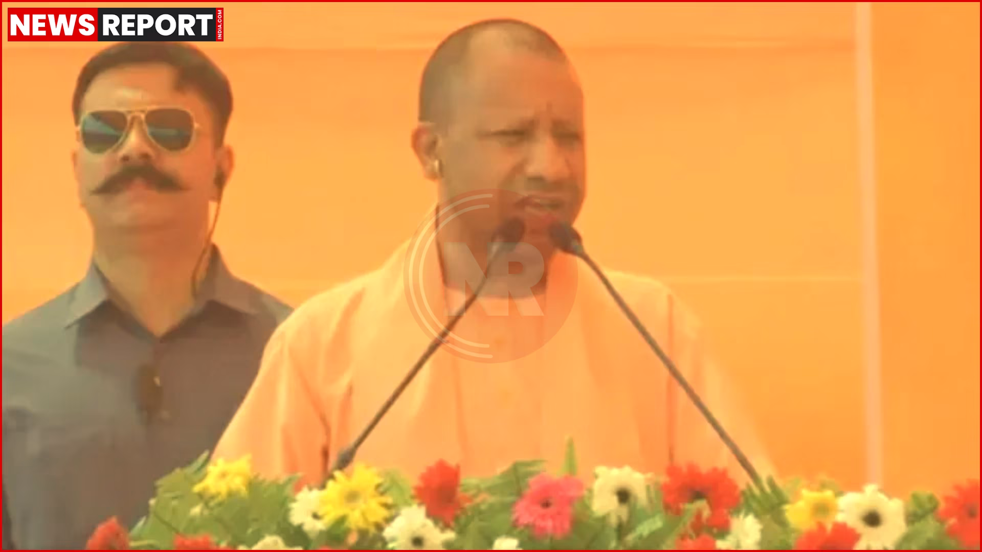 गंगा एक्सप्रेसवे लोकार्पण समारोह में मुख्यमंत्री योगी आदित्यनाथ मंच पर संबोधित करते हुए