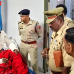 पेट्रोल डालकर खुद को आग लगाता हुआ युवक, लोग बचाने की कोशिश करते हुए