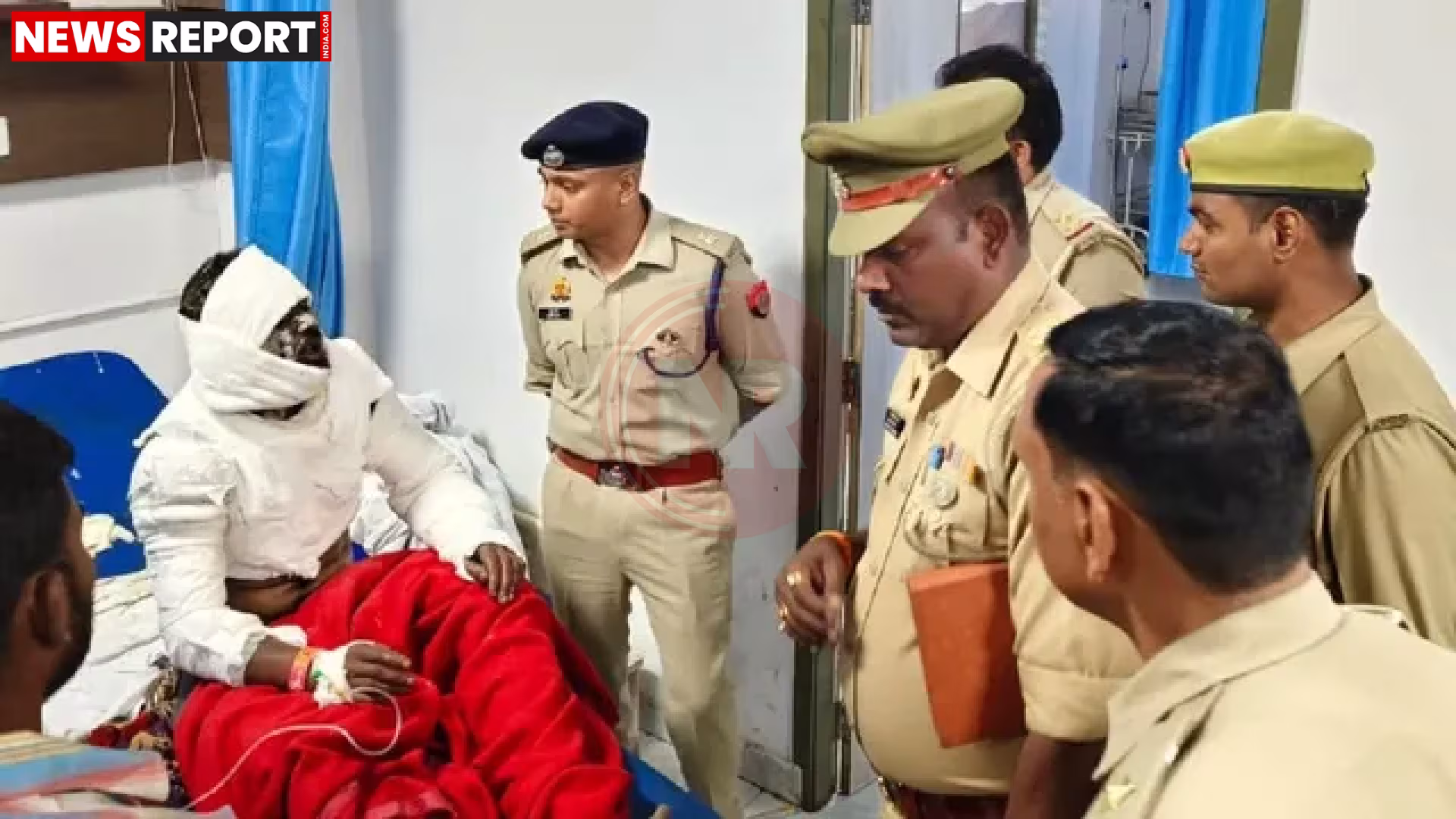 पेट्रोल डालकर खुद को आग लगाता हुआ युवक, लोग बचाने की कोशिश करते हुए