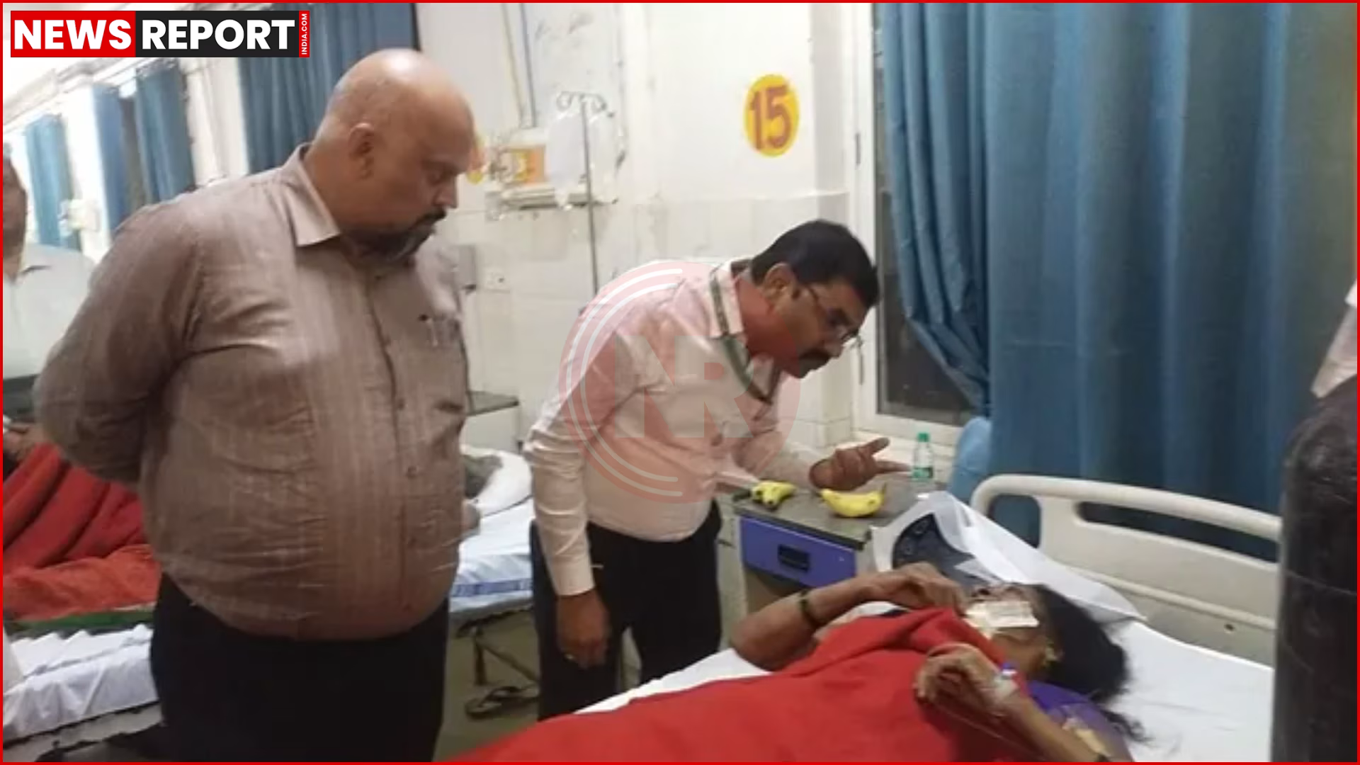 गाजीपुर में पलटी हुई बस, बचाव कार्य करते स्थानीय लोग और पुलिस