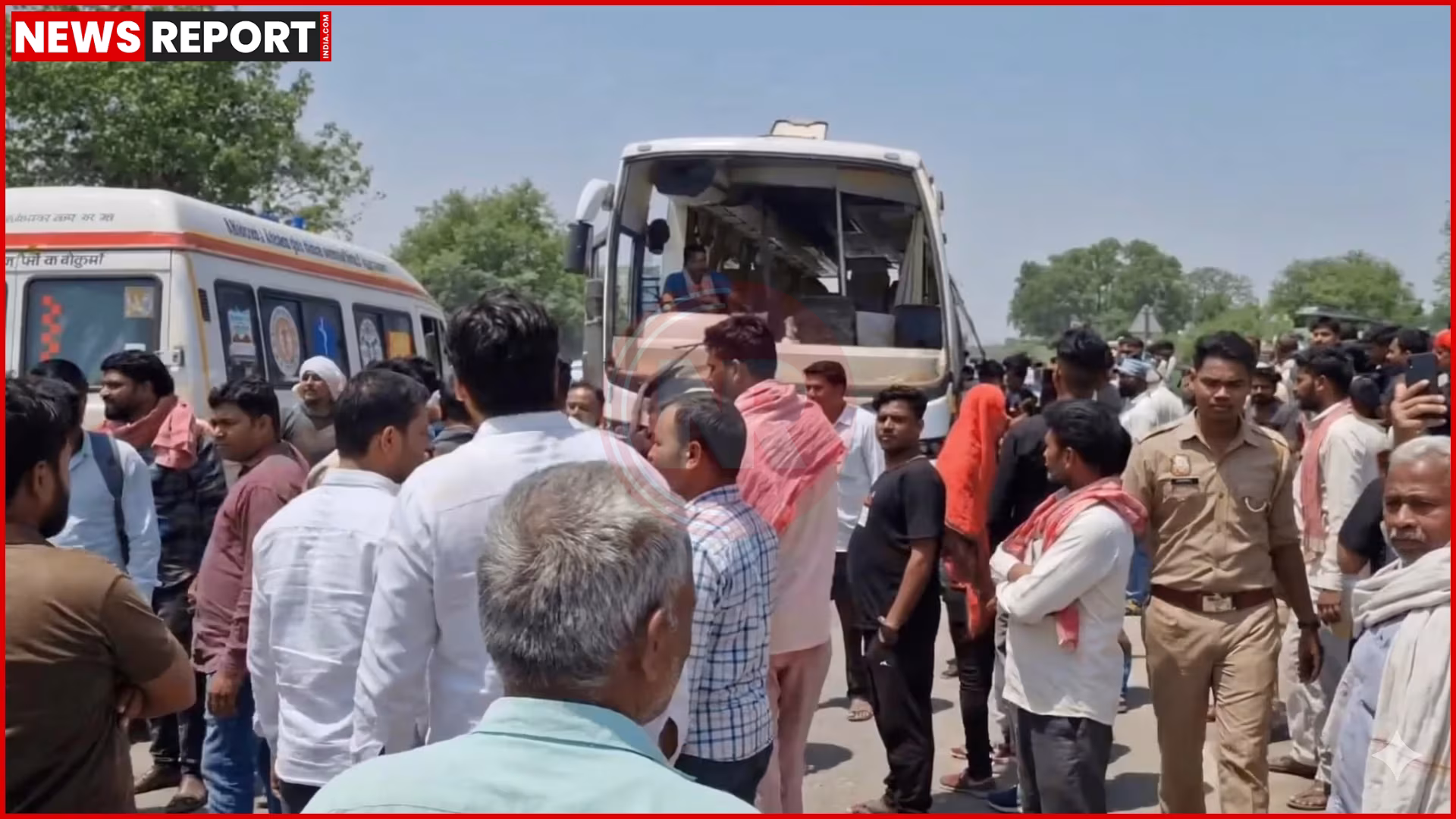 गाजीपुर में पलटी हुई बस और बचाव कार्य का दृश्य