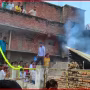 गाजीपुर के दिलदारनगर में लगी भीषण आग में जलता हुआ गोदाम