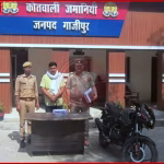 गाजीपुर में गोलीबारी के बाद पुलिस जांच का दृश्य, जेनरेटर विवाद