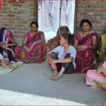 गोंडा में सड़क हादसे का शिकार हुई क्षतिग्रस्त मोटरसाइकिल और गड्ढा