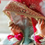 गोरखपुर में टेलीफोन टावर पर चढ़ी युवती को नीचे उतारते पुलिसकर्मी।