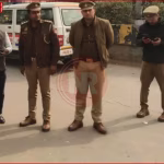 ग्रेटर नोएडा में लूट की जांच करते हुए पुलिस और सीसीटीवी फुटेज