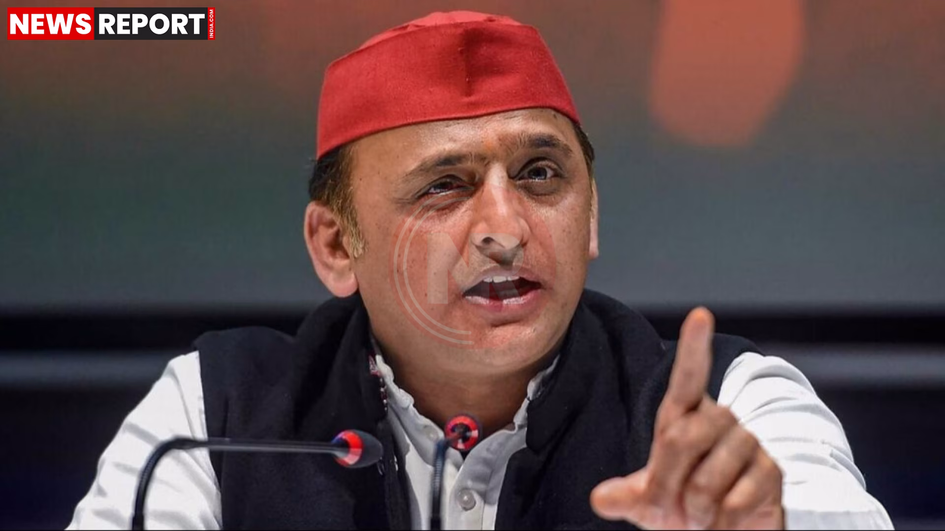 लखनऊ में समाजवादी पार्टी की बैठक में अखिलेश यादव जिलाध्यक्षों को संबोधित करते हुए