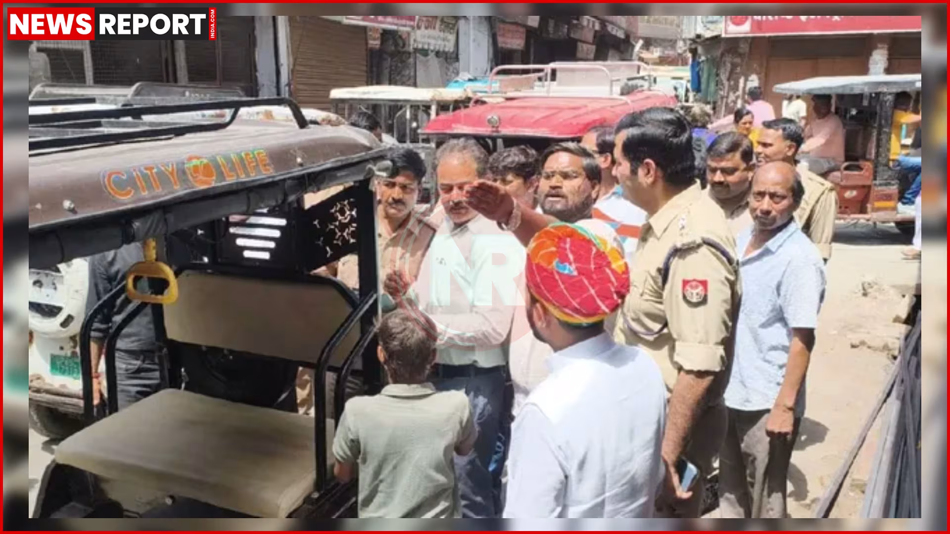 वृंदावन में यातायात जाम में फंसी गाड़ियाँ और एसपी ट्रैफिक सड़क पर खड़े