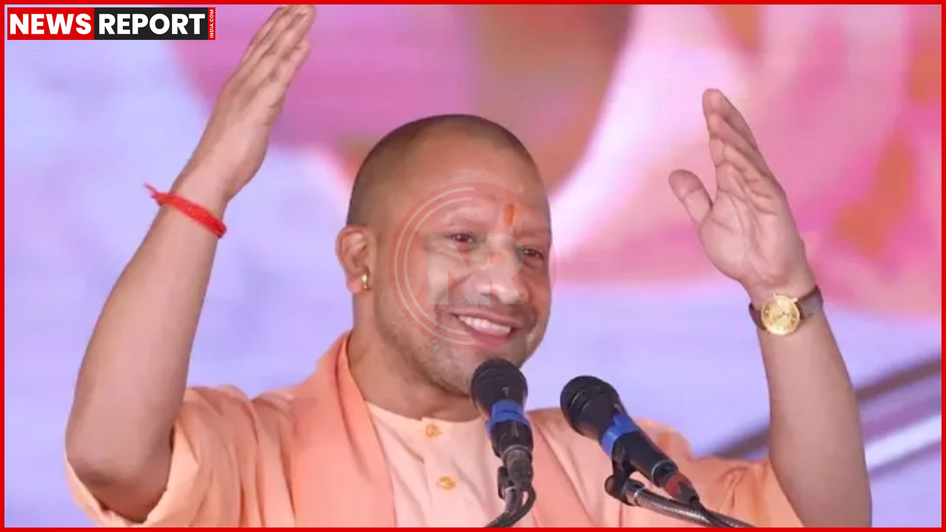 लखनऊ में स्कूल चलो अभियान के तहत शिक्षक अभिभावकों से बातचीत करते हुए