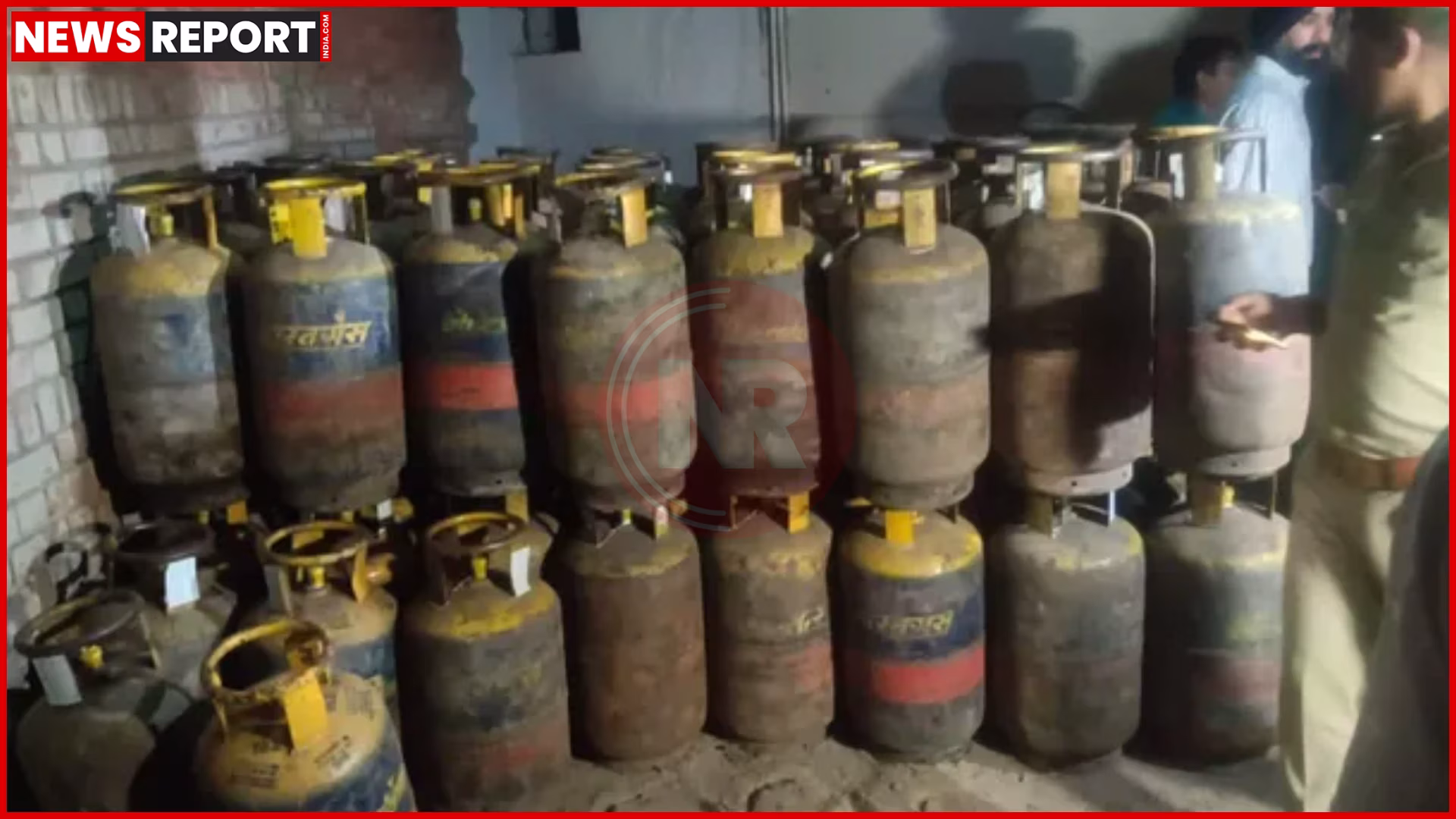 वाराणसी पुलिस द्वारा बरामद किए गए अवैध गैस सिलेंडरों का ढेर