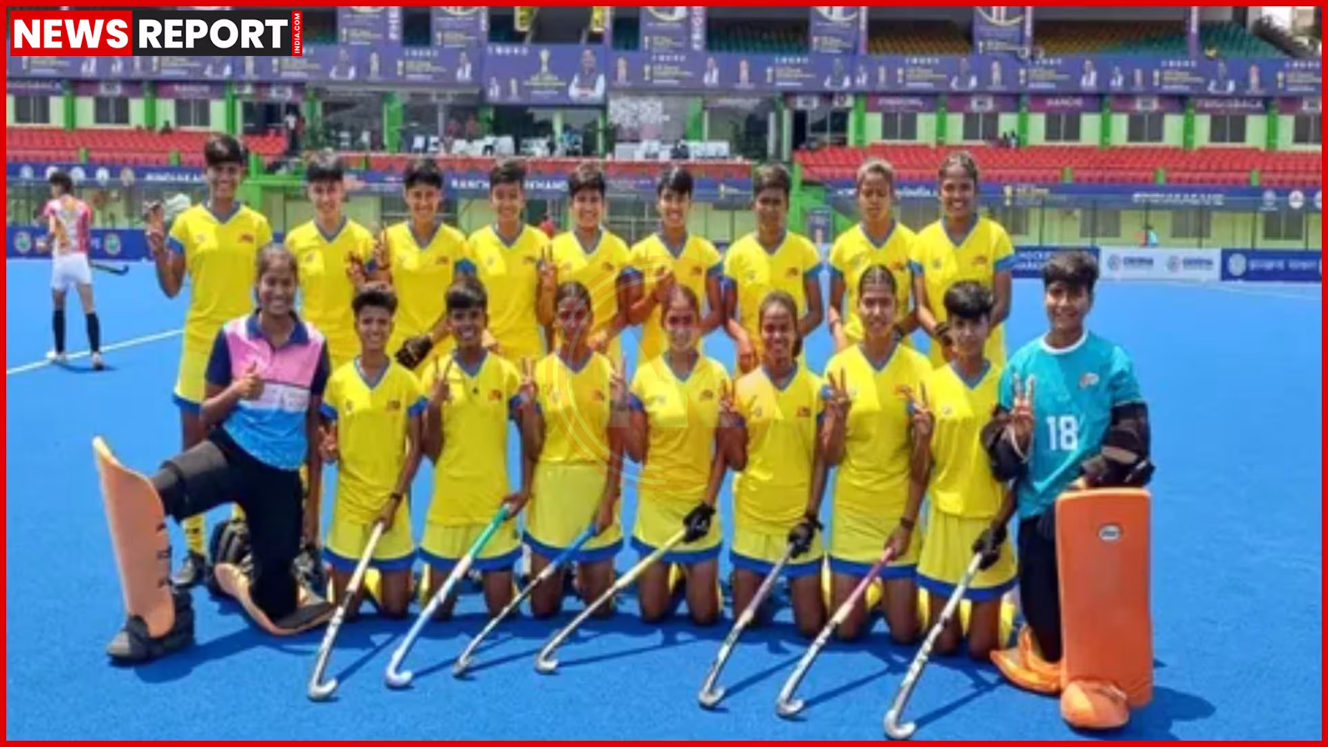 उत्तर प्रदेश महिला हॉकी टीम के खिलाड़ी मैच के दौरान खेलते हुए