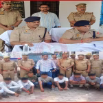 वाराणसी में गिरफ्तार किए गए 10 अंतरराज्यीय टप्पेबाज, उनके साथ बरामद नकदी और वाहन XUV-700।