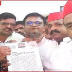 वाराणसी में निजी स्कूल फीस वृद्धि के खिलाफ सपा कार्यकर्ताओं का प्रदर्शन