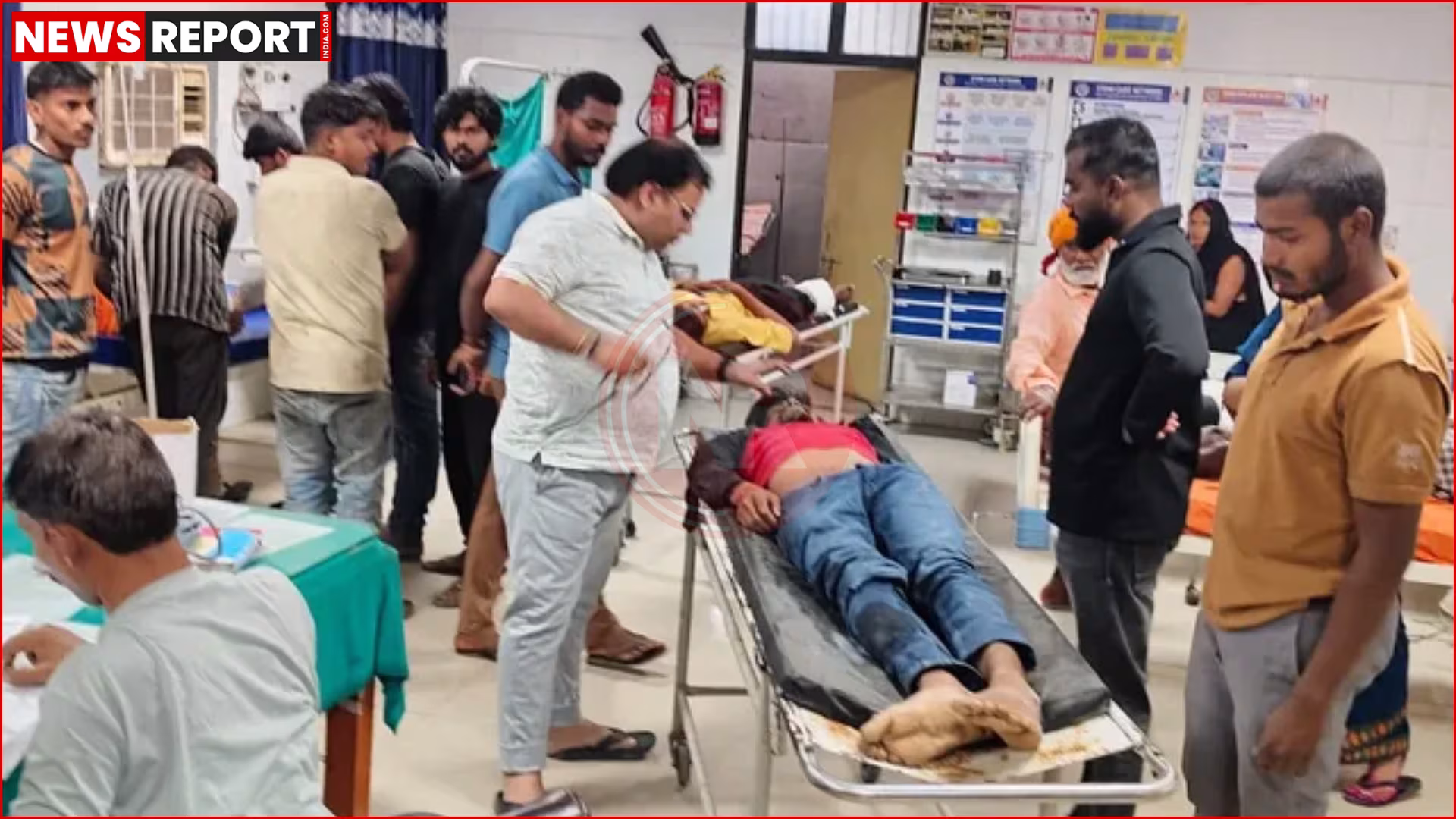 दुर्घटनाग्रस्त मोटरसाइकिलें और घटनास्थल पर पुलिस