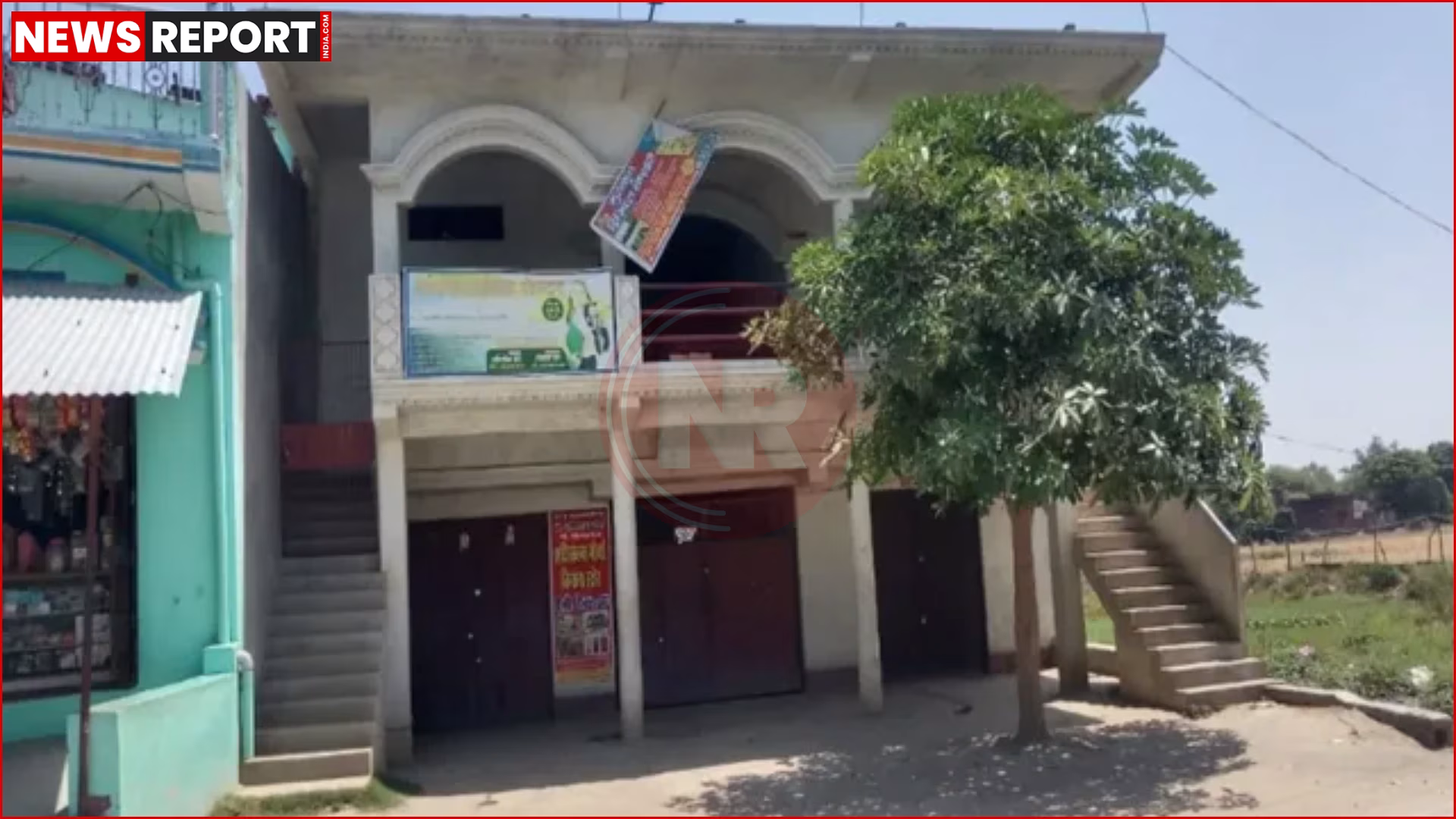 एक अस्पताल के बाहर पुलिस और लोगों की भीड़, जिस पर ताला लगा है।