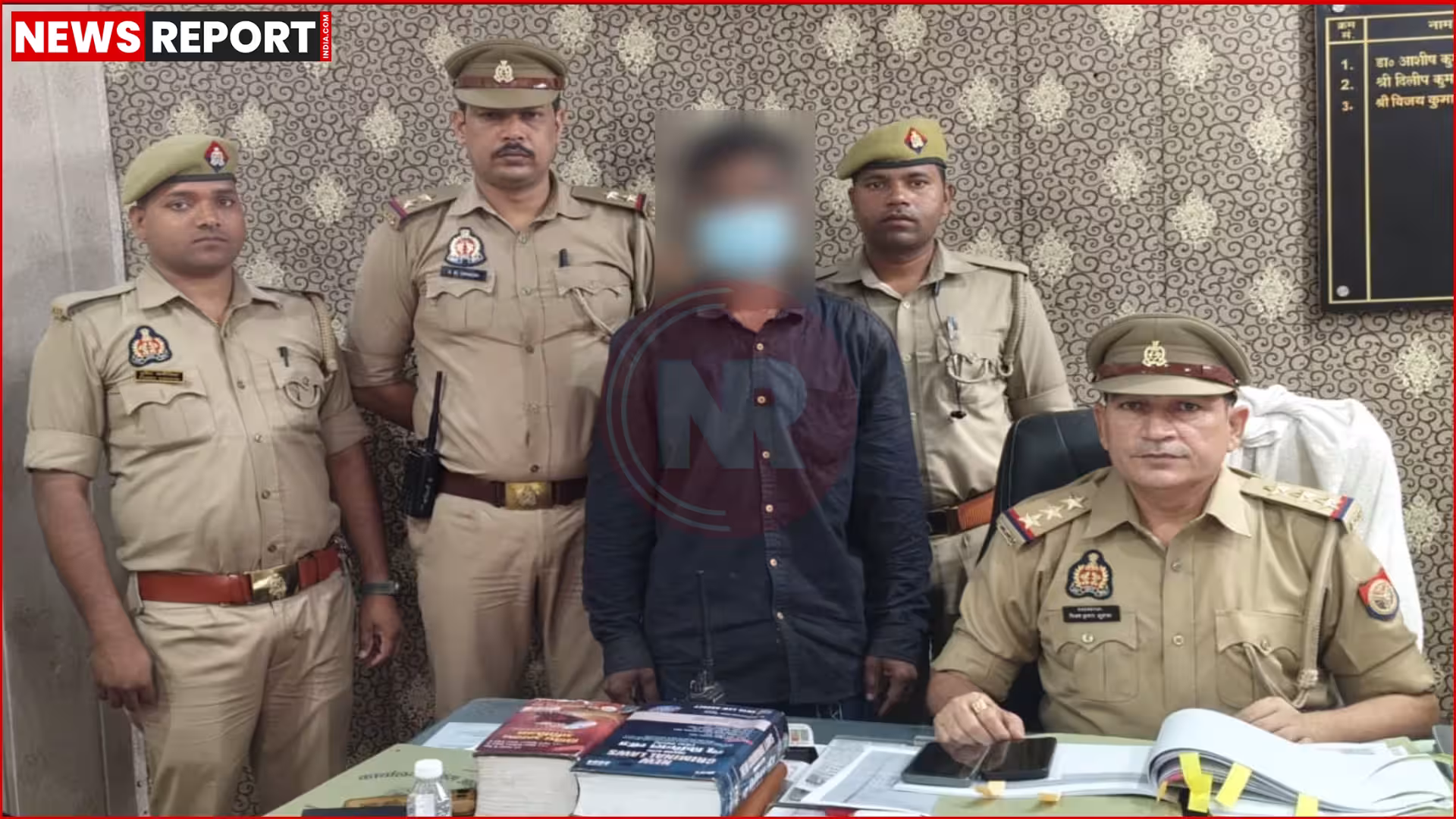 पुलिस एक व्यक्ति को हथकड़ी लगाए हुए ले जा रही है, जो नाबालिग को भगाने में सहयोगी है।