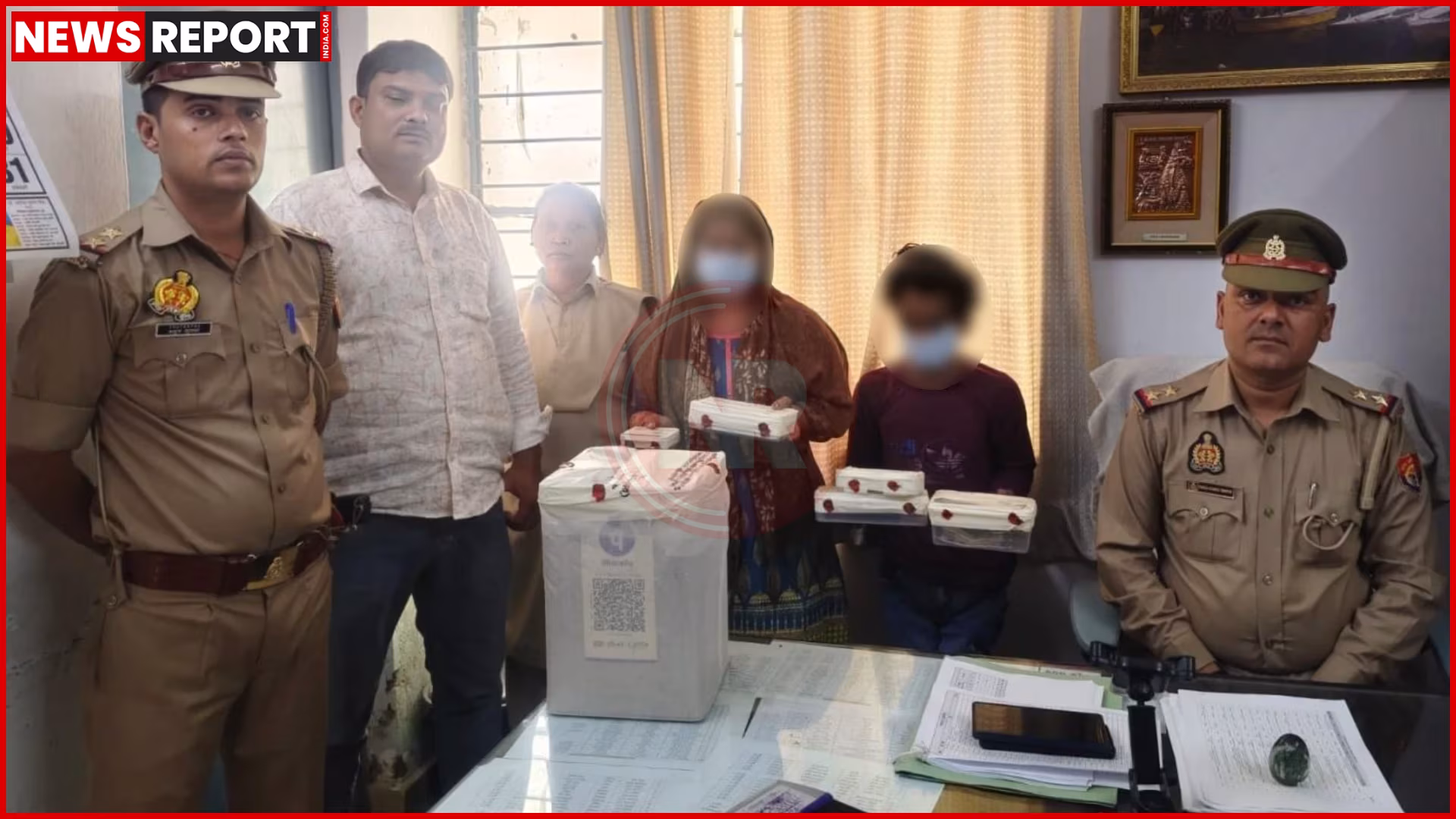 पुलिस टीम सारनाथ में देह व्यापार के ठिकाने पर छापेमारी करते हुए