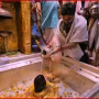 काशी विश्वनाथ मंदिर में शिवलिंग पर रजत जलधारी से जल अभिषेक होता हुआ।