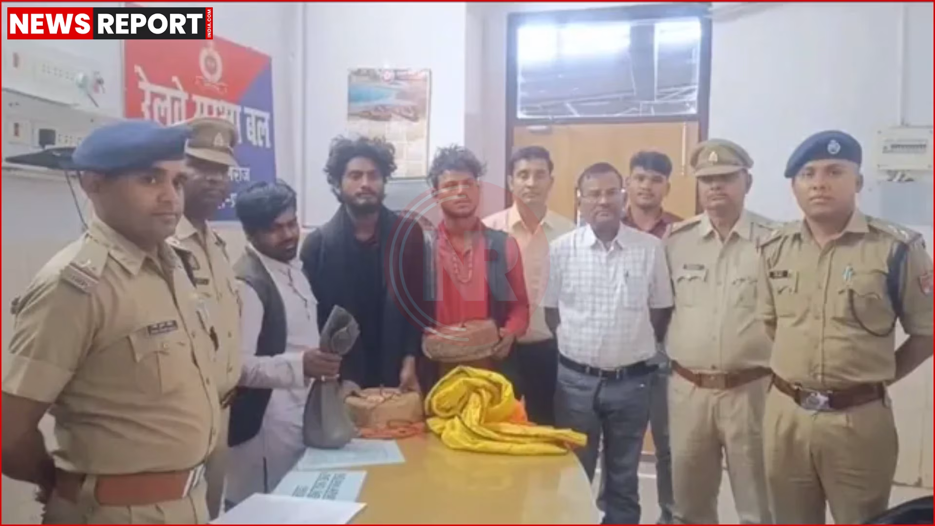 प्रयागराज में गिरफ्तार वन्यजीव तस्करों और बरामद दुर्लभ सांपों की तस्वीर