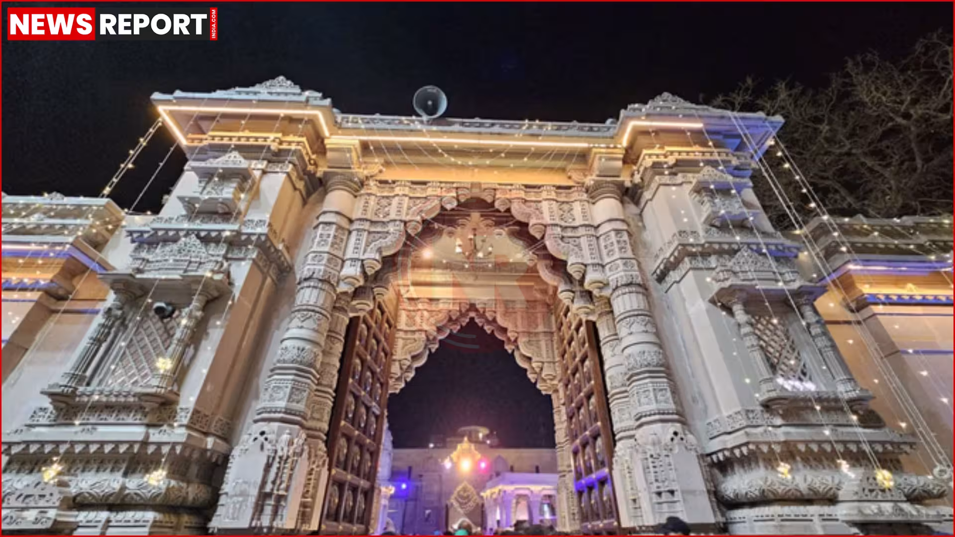 काशी विश्वनाथ धाम के बाहर श्रद्धालुओं की कतार और मंदिर का प्रवेश द्वार