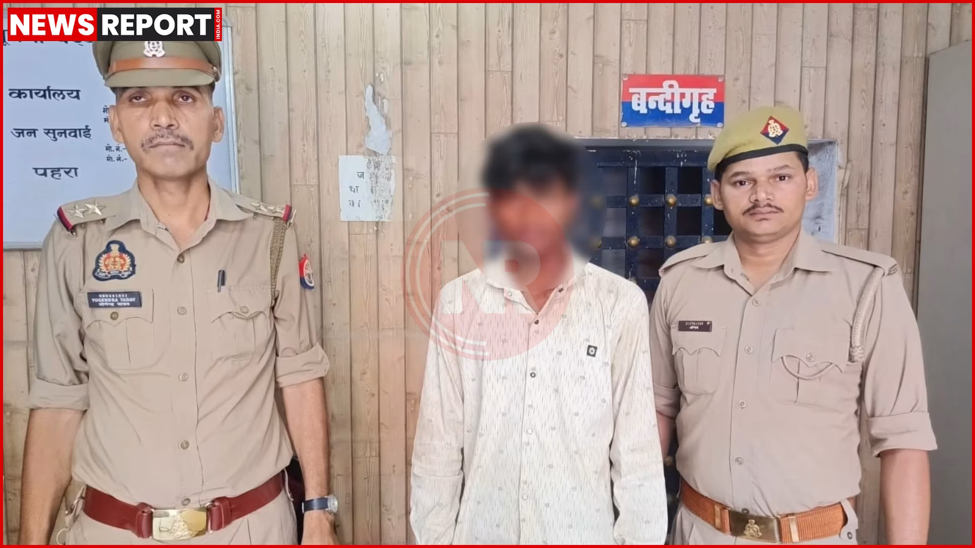 वाराणसी पुलिस एक अपराधी को गिरफ्तार कर ले जा रही है।