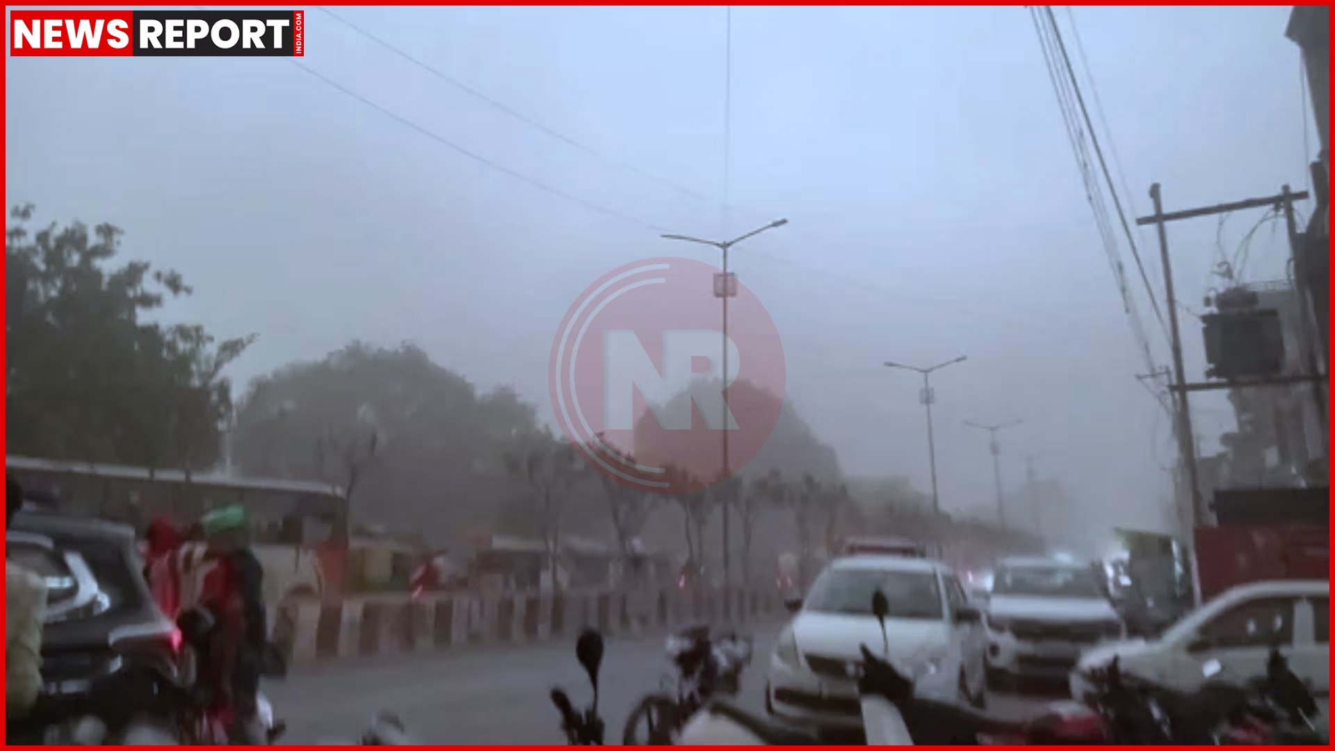 बलिया में बारिश से भीगा गेहूं, क्रय केंद्र पर चिंताग्रस्त किसान