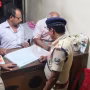 जमालपुर में पुलिस टीम द्वारा होटल में जांच करते हुए