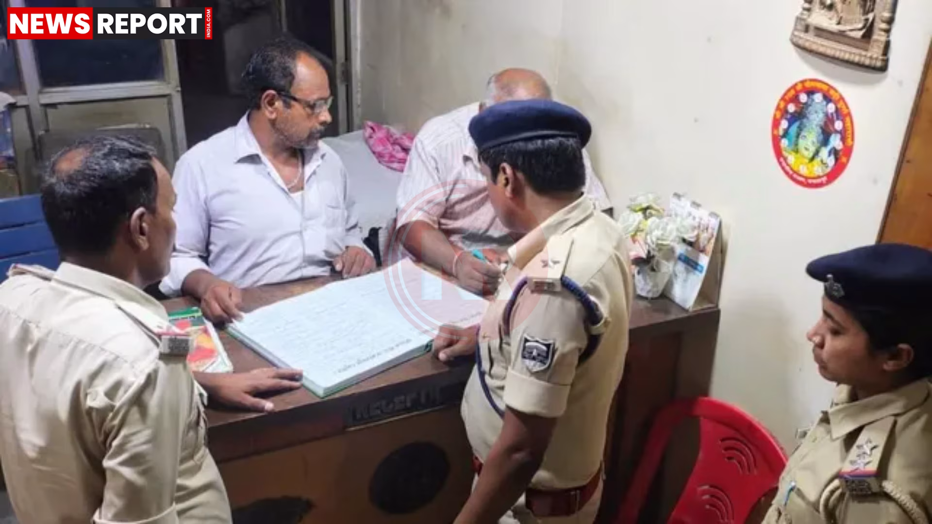 जमालपुर में पुलिस टीम द्वारा होटल में जांच करते हुए