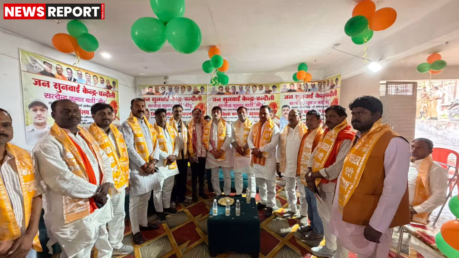 सत्येंद्र बारी 'बीनू जी' जनसुनवाई केंद्र में जनता से बातचीत करते हुए