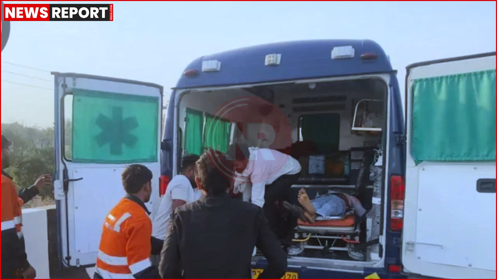 कानपुर के शिवराजपुर हाईवे पर हुए सड़क हादसे में क्षतिग्रस्त बाइक और पुलिस की टीम।