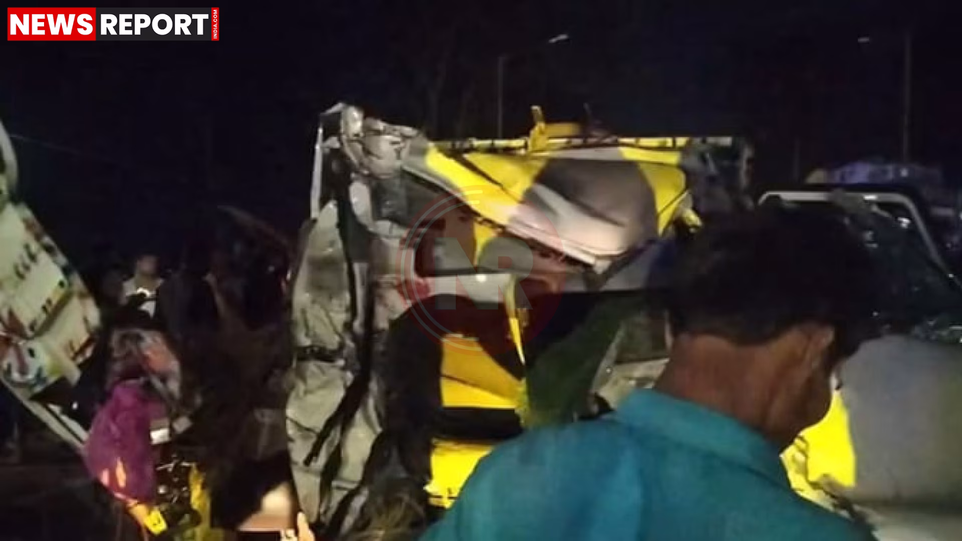 कटिहार में बस और पिकअप वैन की टक्कर के बाद क्षतिग्रस्त वाहन और बचाव कार्य।