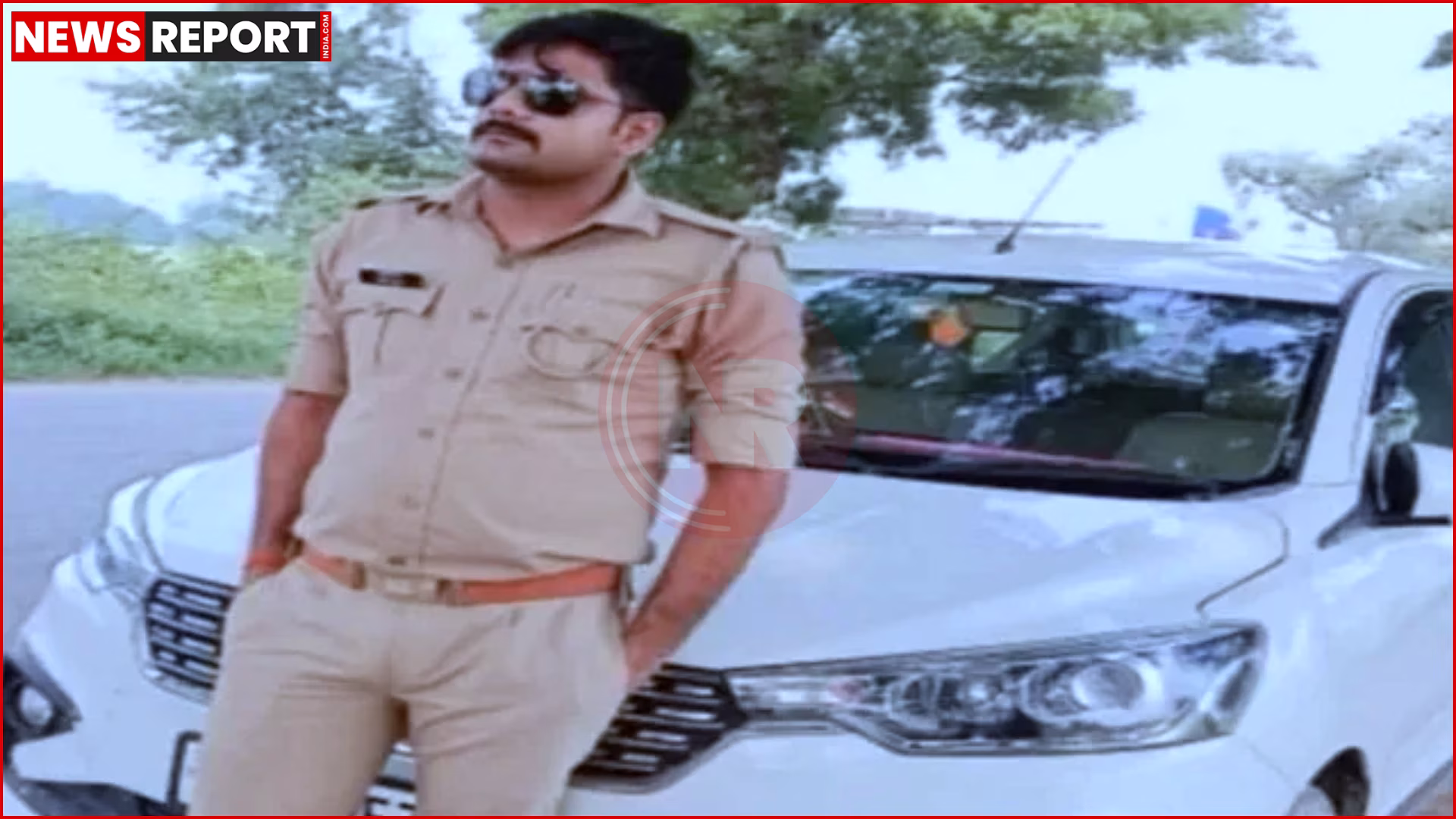 कौशांबी हाईवे पर दुर्घटनाग्रस्त बाइक और कंटेनर का दृश्य