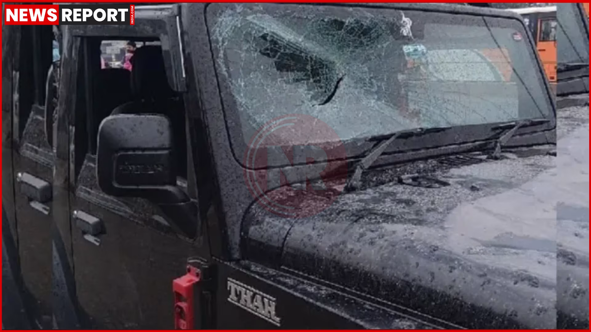 कुशीनगर में सड़क हादसे के बाद बेकाबू कार और घटनास्थल पर मौजूद भीड़