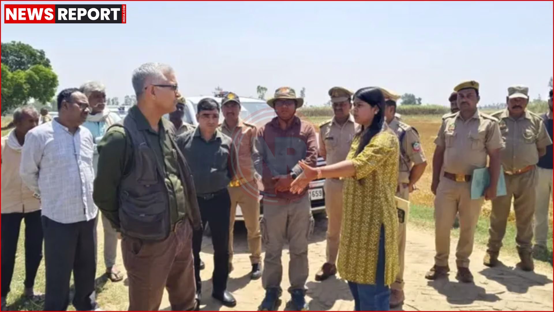 वन अधिकारी लखीमपुर में गिद्धों की सामूहिक मौत के स्थल पर जांच करते हुए