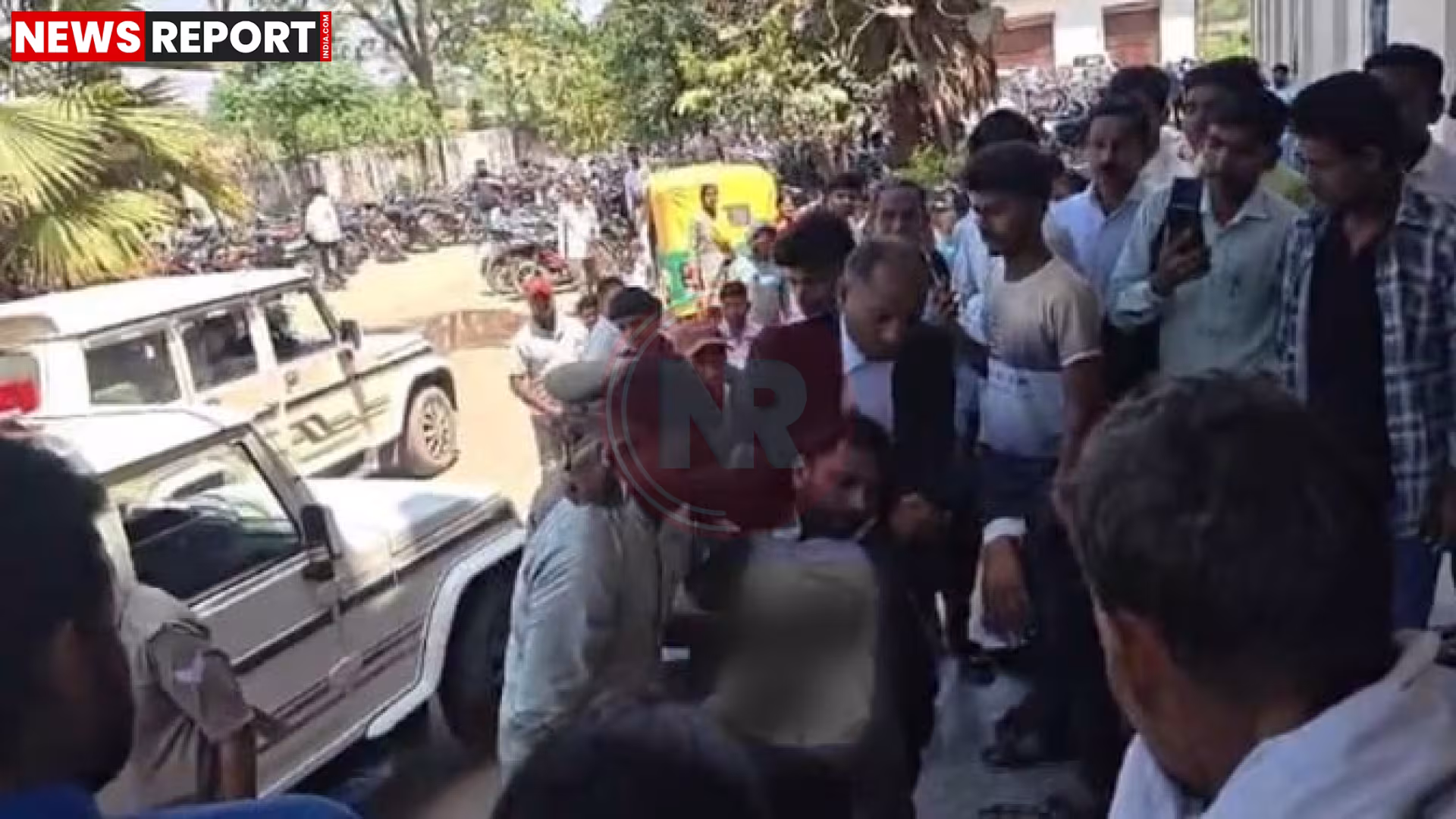 लखीमपुर खीरी कचहरी परिसर में गोलीकांड के बाद पुलिस की मौजूदगी