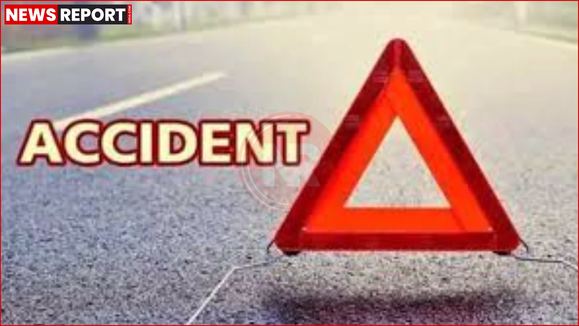 लखनऊ-अयोध्या हाईवे पर दुर्घटनाग्रस्त कार और बाइक के पास खड़े लोग