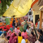 सतेंद्र बारी स्वर्गीय गीरीवर प्रसाद चौहान के परिजनों से मुलाकात कर रहे हैं।